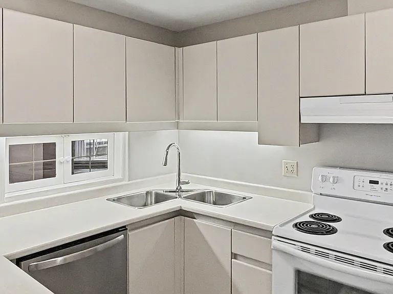 5733 Cambie St — Photo 10