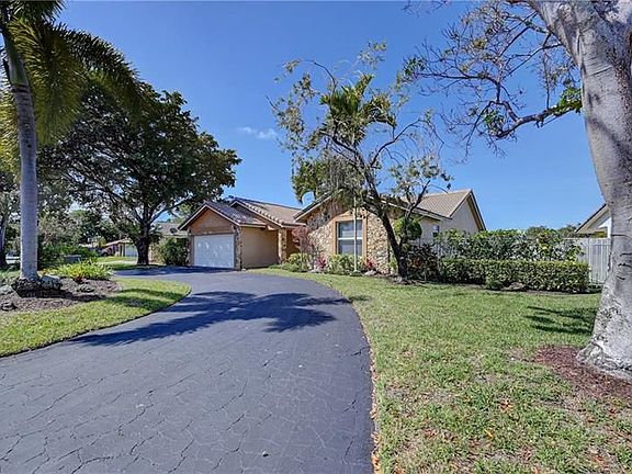 3rd image of 432 NW 105th Dr