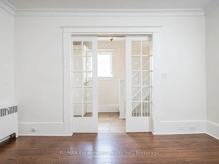 209 Allan St — Photo 3