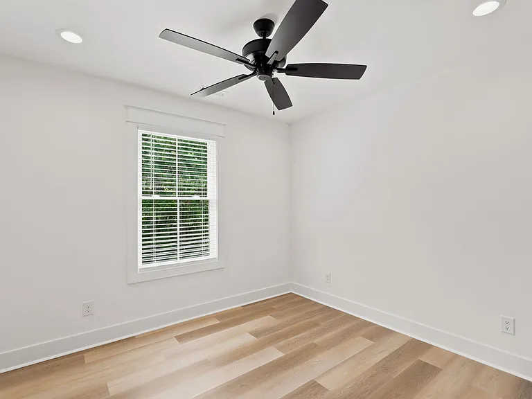 149 Luke Ct — Photo 36