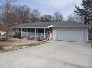 6474 Tamarack Dr, Fruitport, MI 49415