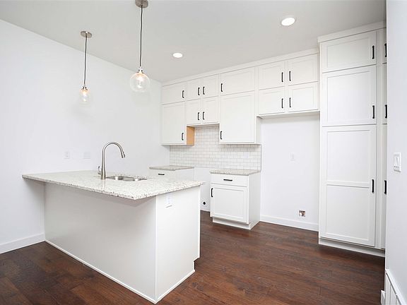 4th image of 428 N Superior St #4