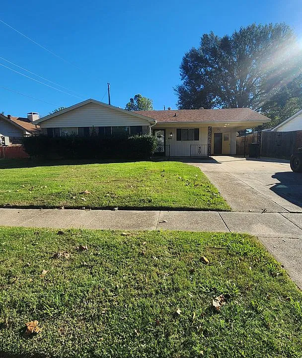 1404 Holiday Pl
