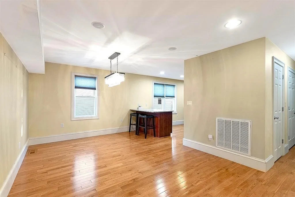 3 bed, 2.0 bath, 1657 sqft, $4,000 — Photo 4