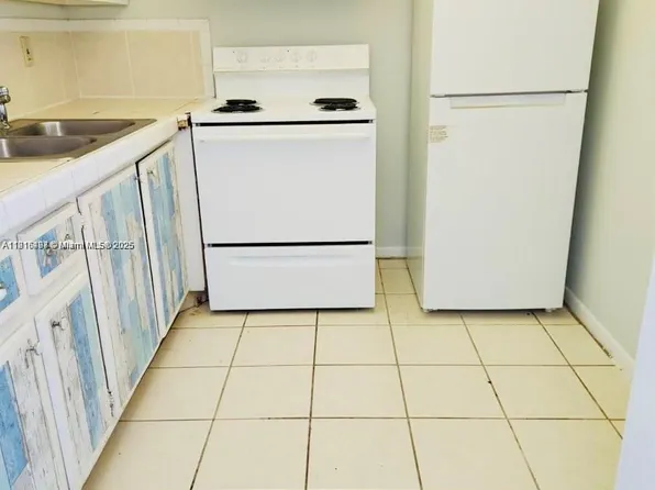 119 Salisbury E, West Palm Beach, FL 33417