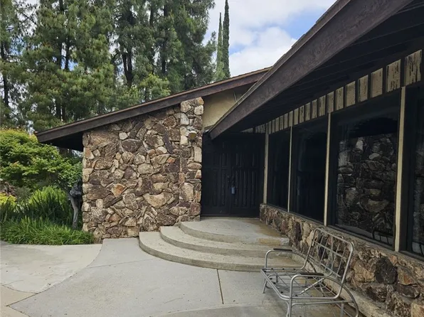 222 Valencia Dr, Redlands, CA 92374