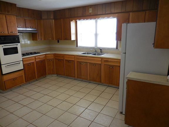 4th image of 55 Hildegarten St