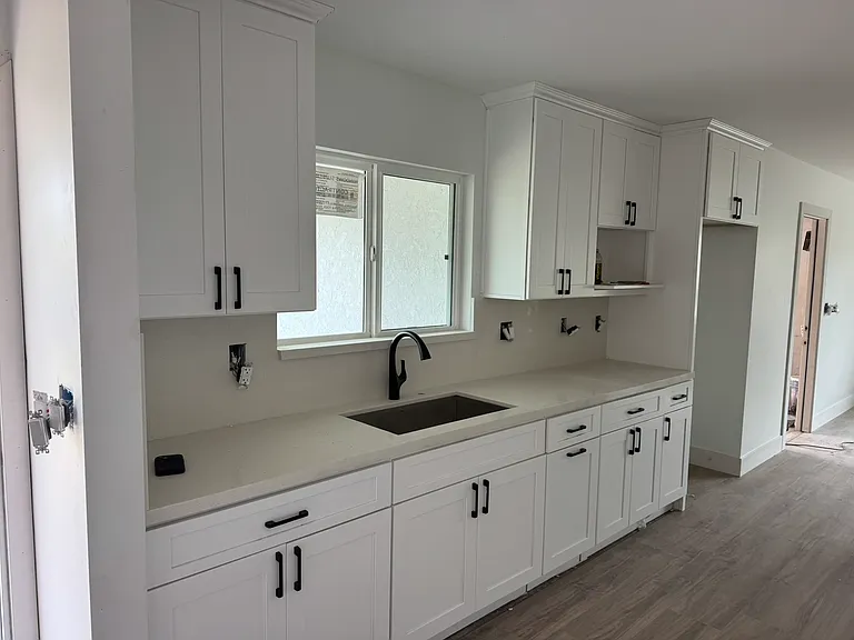 1052 Jefferson Ave — Photo 4