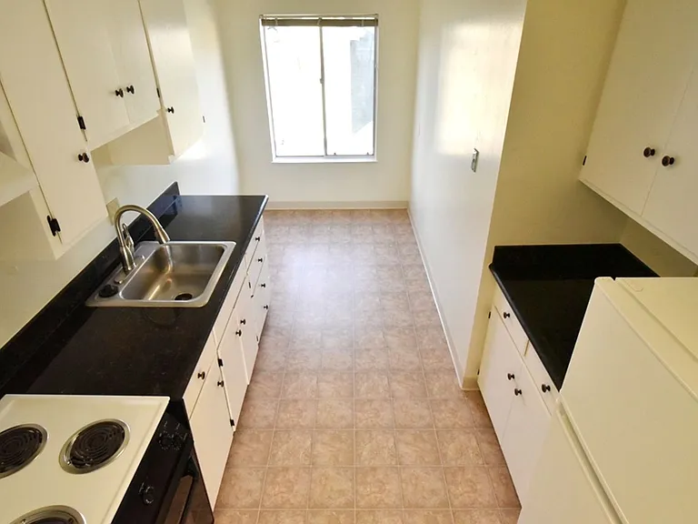 2132 Roosevelt Ave — Photo 6