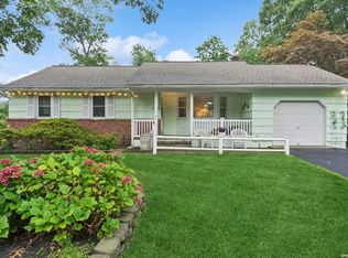 15 Yale Dr, Hampton Bays, NY 11946