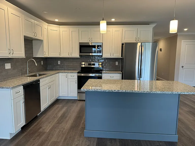 108 Mammoth Rd #B — Photo 1
