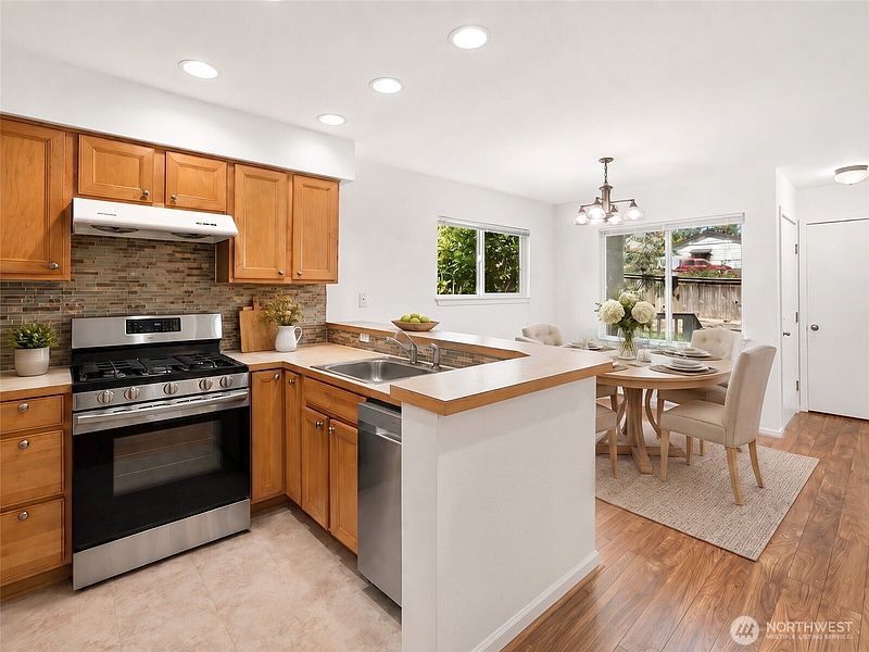 5th image of 3308 S Holly Place