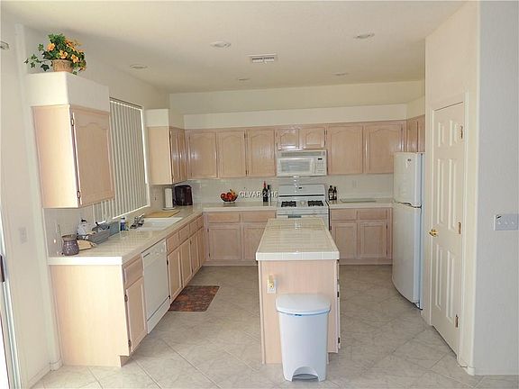 2nd image of 8071 Petunia Flower Way