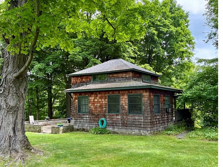 186 Taylor Rd — Photo 2