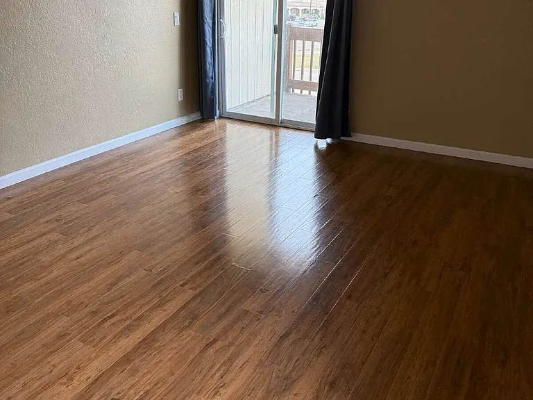305 Meadow Dr — Photo 2
