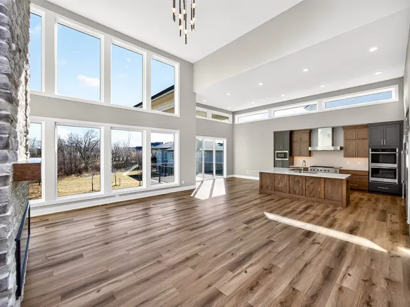 16130 Sharon Ct, Urbandale, IA 50323