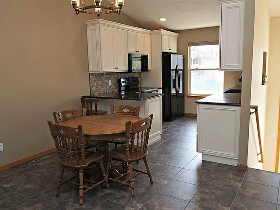 5th image of 3245 N Willow Ct
