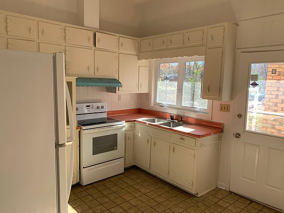 2nd image of 1084 Lynmoor Dr NE