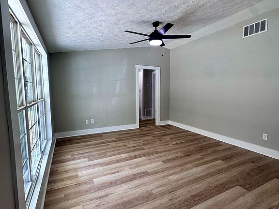 3rd image of 855 Emerald St