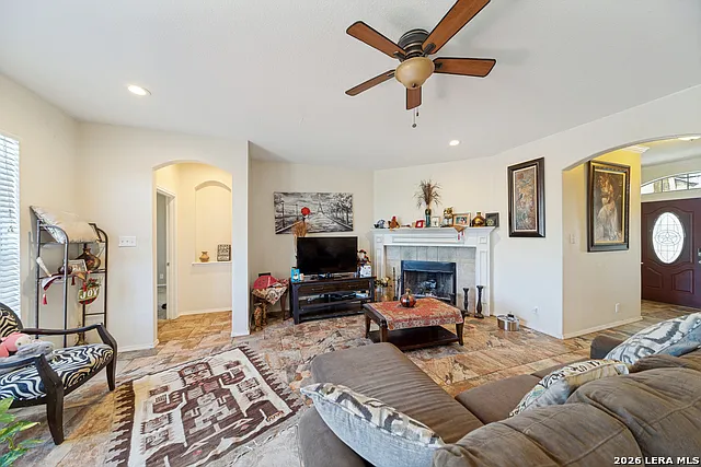 3 bed, 2.0 bath, 1891 sqft, $2,595 — Photo 3