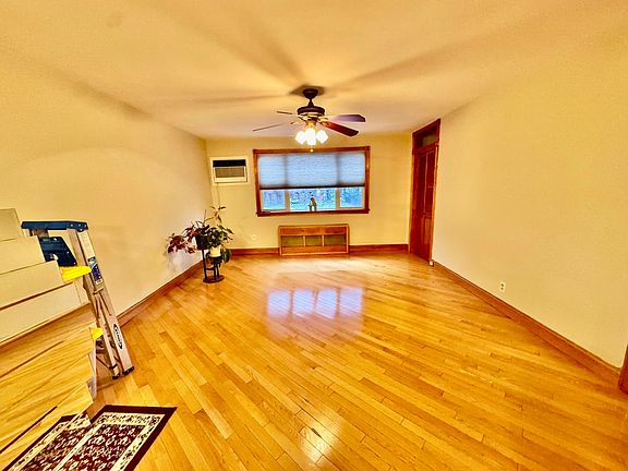 3rd image of 325 Bay 8 St Unit 2B