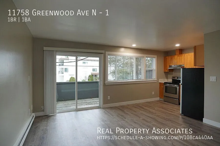 Spacious Ground Floor Corner One Bedroom Apartment with a large patio — Photo 2