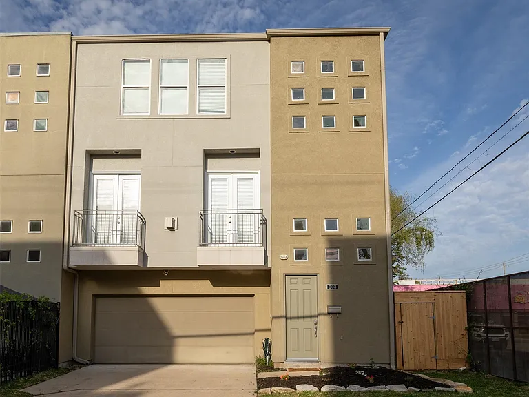 903 Roy St — Photo 2
