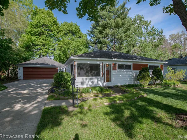 2203 Briggs St, Waterford, MI 48329
