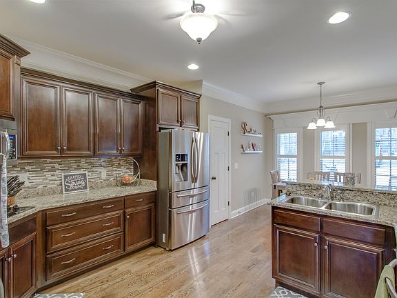 5th image of 114 Holywell Ct