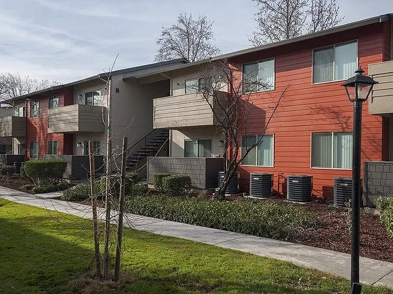 Parkwood Apartments — Photo 20