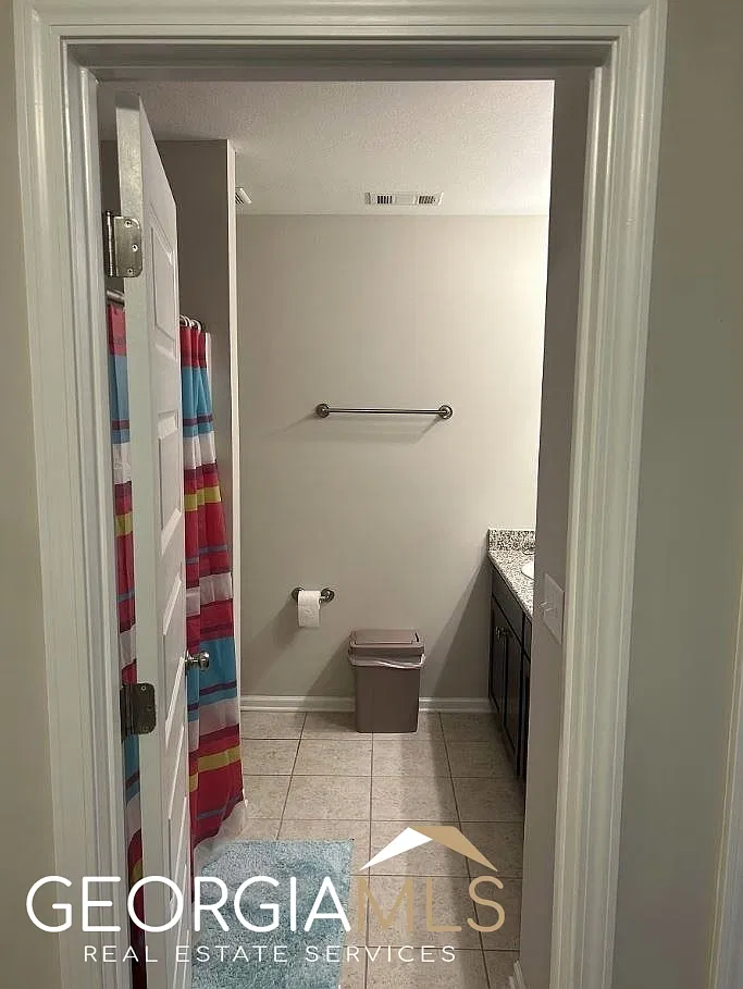 4 bed, 2.5 bath, 2358 sqft, $2,400 — Photo 3