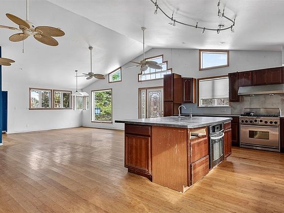 4th image of 644 East Main Street