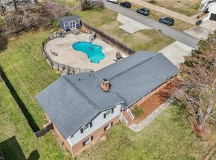 660 S Peace Haven Rd, Winston Salem, NC 27103