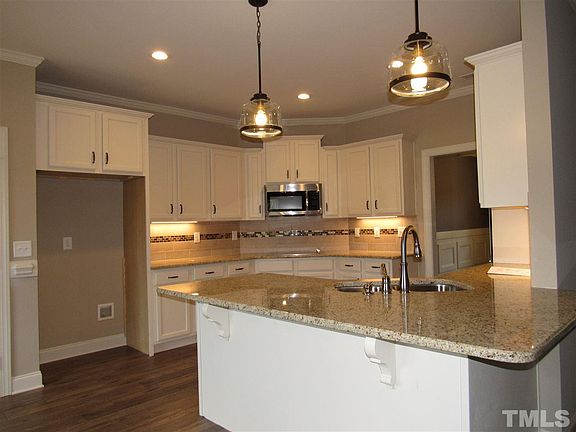 5th image of 34 Oak Hollow Ct