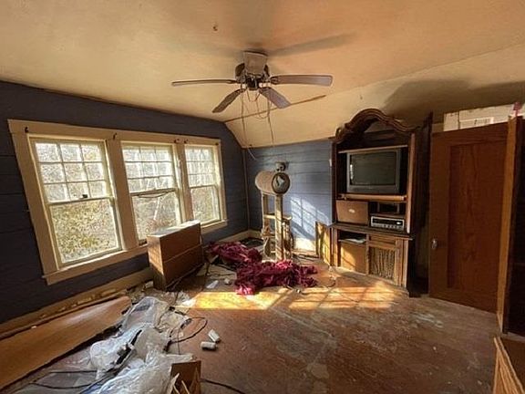 4th image of 215 N 4th St