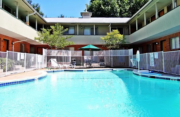 4100 Swiss Ave #2B — Photo 2