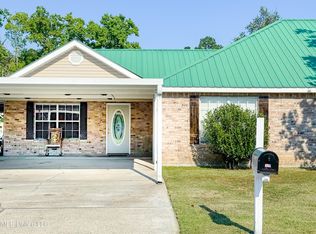 806 Kyle Cir, Waveland, MS 39576