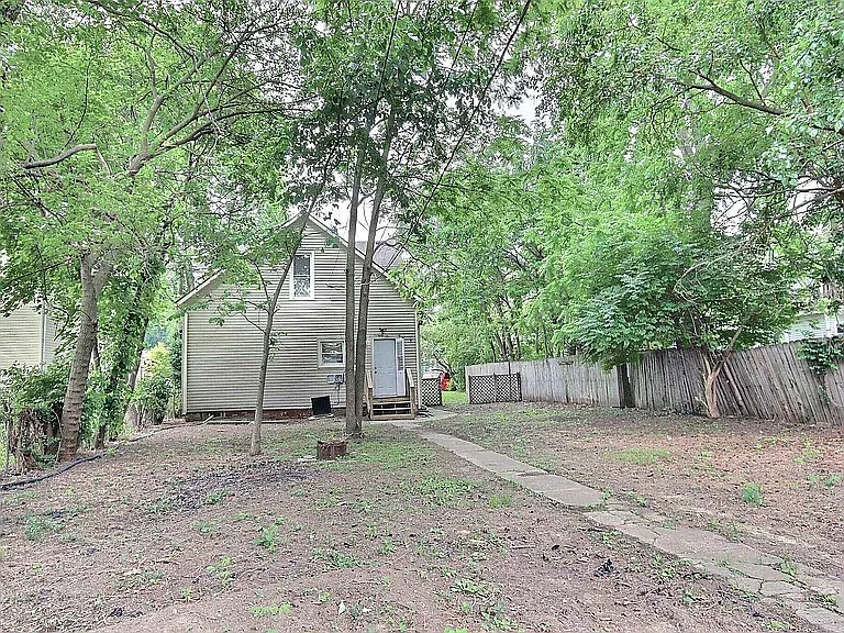 815 Eckart St — Photo 11