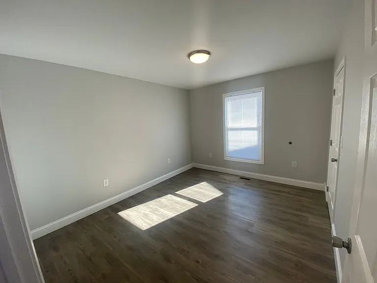 208-214 Laurel St — Photo 9