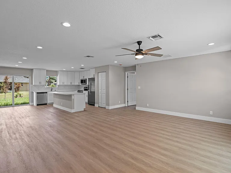 4611 Sunset Blvd — Photo 3