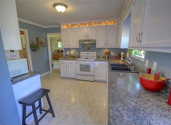 4th image of 661 Carolyn Ln