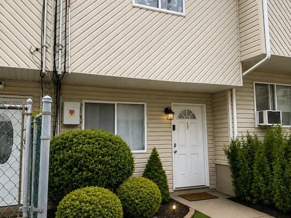 17 Betty Ct, Staten Island, NY 10303