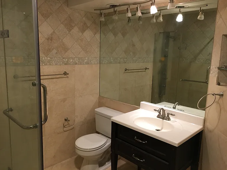 241 Larchwood Ct — Photo 24