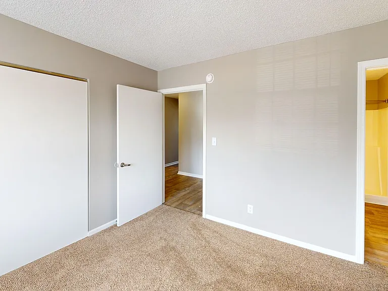 Turnberry Square Apartments — Photo 22