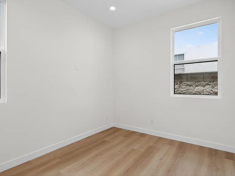 17501 Los Alimos St #10809 — Photo 4