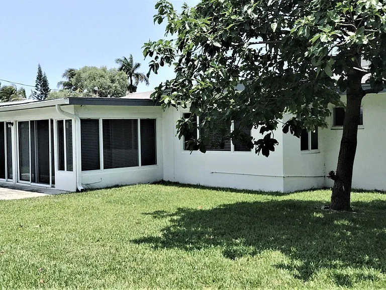 2145 NE 4th Ct — Photo 11