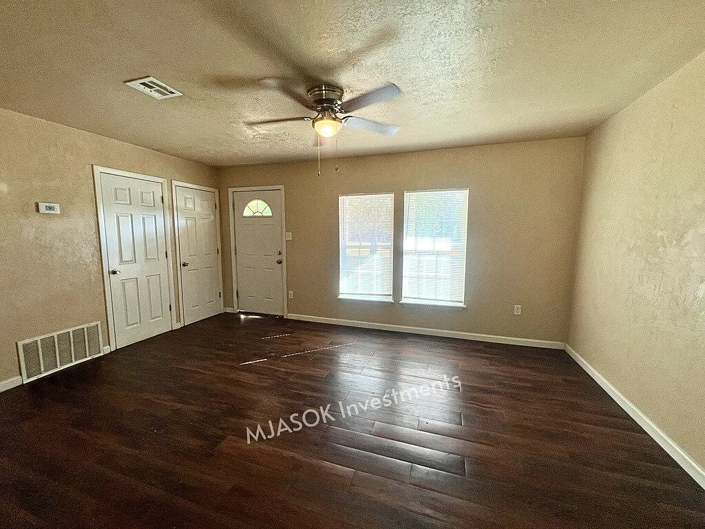 3 bed, 1.5 bath, 1000 sqft, $975 — Photo 2