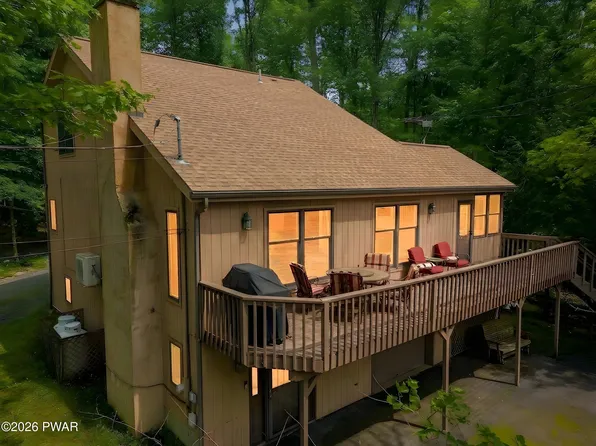 10 Chip Ct, Lake Ariel, PA 18436