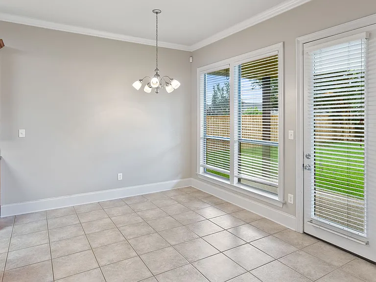 10741 Hillmont Ave — Photo 4