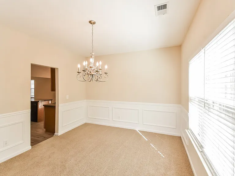 1061 Southwood Dr — Photo 6